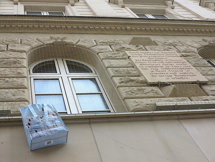 Ein ungewöhnlicher Anblick: Die Tasche hängt an einem Haken unter einem Fenster im ersten Stock. Was steckt dahinter?