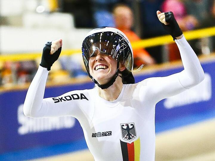 Die deutsche Bahnradsportlerin Franziska Brauße jubeüber den EM-Titel.