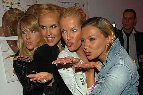Bussi! Isabella Müller-Reinhardt, Tamara Sedmak, Anna Hesch und Alida Gundlach (v. l.) netzwerken auf ihre Art und Weise.