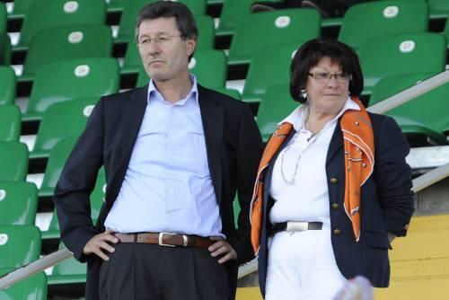 Hat er da schon geahnt, was auf ihn zukommt: Während die Mainzer auf der Haupttribüne jubelten, ging SpVgg-Präsident Helmut Hack (mit Ehefrau Karin) bei der 0:2-Pleite gegen den FSV im Kopf wahrscheinlich schon mal die Baustellen der neuen Saison durch. Eine ist womöglich auch sein Trainer und Duz-Freund Benno Möhlmann.
