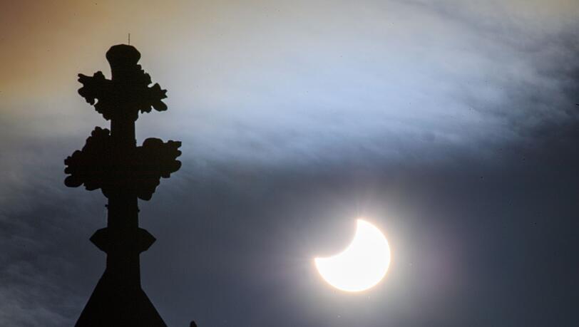 In Deutschland wird der Mond die Sonne teilweise verdecken wie hier im Jahre 2022 in Magdeburg zu sehen. In einem großen Teil Spaniens aber wird es eine totale Sonnenfinsternis geben. In Deutschland wird der Mond die Sonne teilweise verdecken wie hier im Jahre 2022 in Magdeburg zu sehen. In einem großen Teil Spaniens aber wird es eine totale Sonnenfinsternis geben.