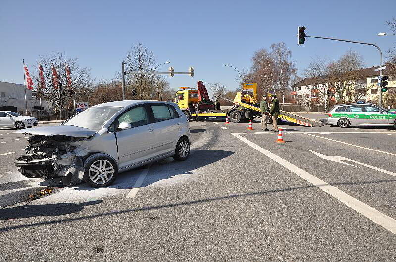 Unfall in Landshut: Auf der Konrad-Adenauerstr. /Ecke Alte Regensburgerstraße kam es zu einem Crash. Auch ein Polizewagen war beteiligt. Die Bilder.