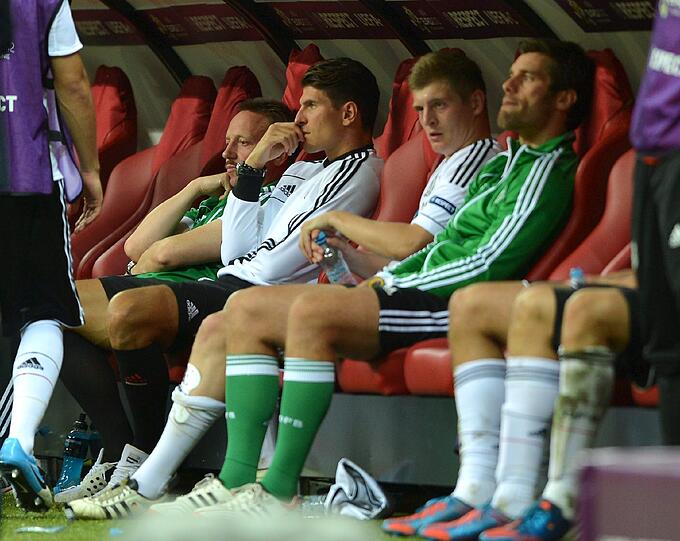 Die Enttäuschung ist Phillip Lahm ins Gesicht geschrieben, bei Thomas Müller fließen die Tränen, Mario Gomez ist entsetzt: Nach dem EM-Aus gegen Italien können's Jogis Jungs nicht fassen.
