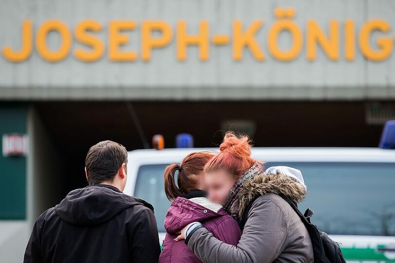 Bereits am Dienstag trauerten Schüler am Joseph-König-Gymnasium in Haltern um ihre verunglückten Mitschüler