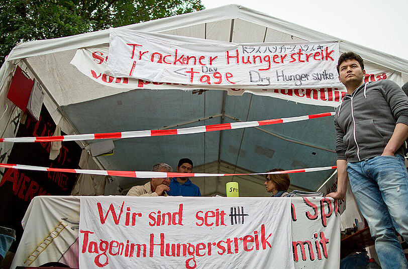 Die Flüchtlinge in Nürnberg haben ihren Hungerstreik verschärft. Seit Montagabend nehmen sie keine Getränke mehr zu sich.