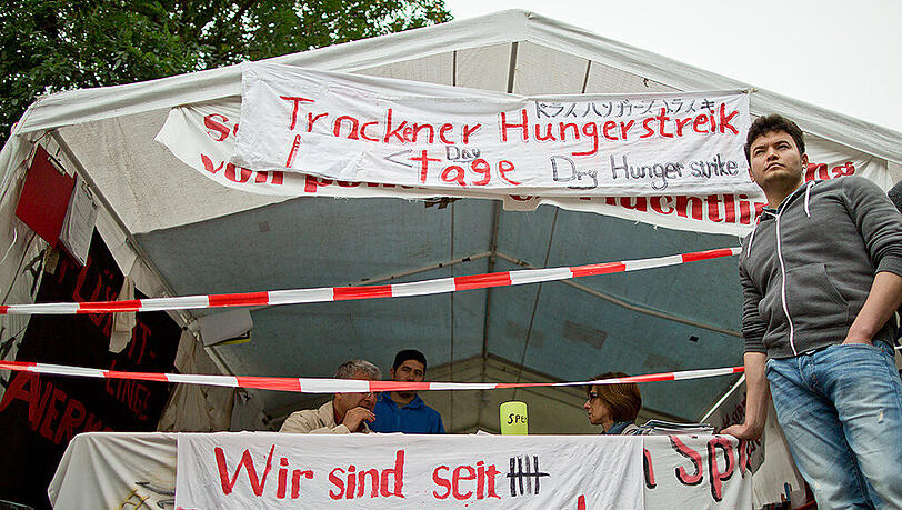 Die Flüchtlinge in Nürnberg haben ihren Hungerstreik verschärft. Seit Montagabend nehmen sie keine Getränke mehr zu sich. Die Flüchtlinge in Nürnberg haben ihren Hungerstreik verschärft. Seit Montagabend nehmen sie keine Getränke mehr zu sich.