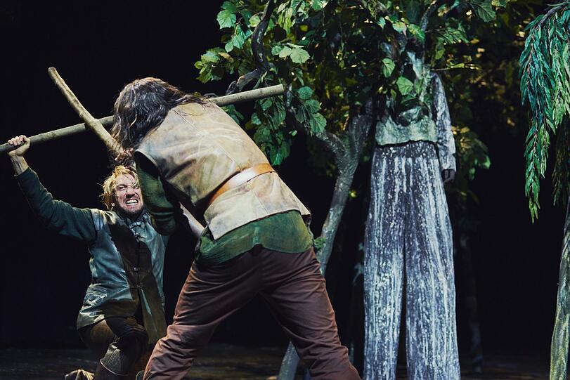 Szenen aus "Robin Hood" mit Thomas Lettow im Residenztheater.