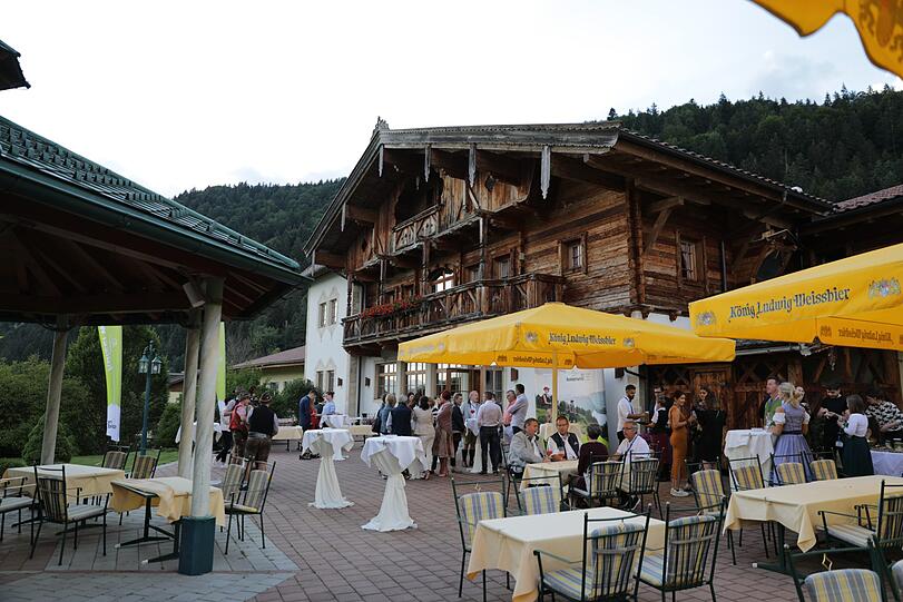 Eingerahmt vom Kaisergebirge ist die Seetenne im Hotel Seehof ein rundum perfekter Veranstaltungsort für die Schöne Münchnerin.