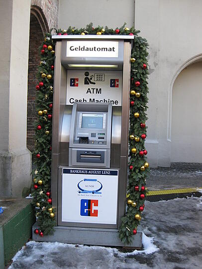 Ein Bankautomat im weihnachtlichem Gewand.