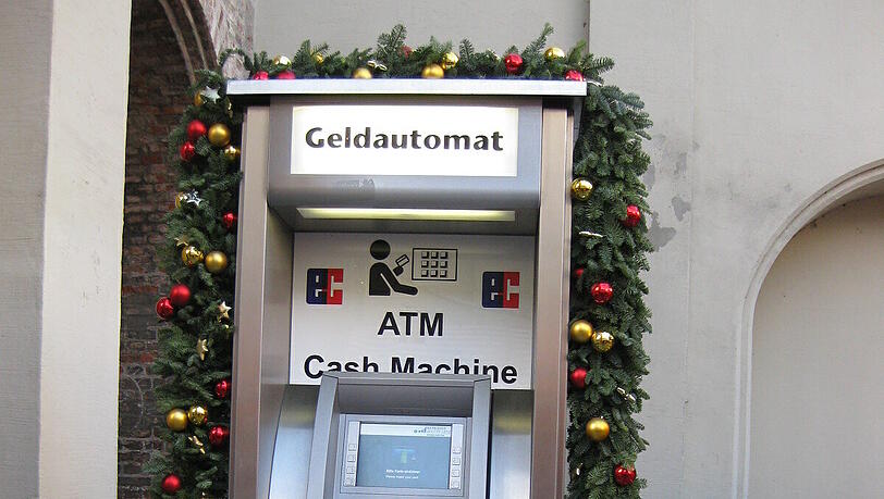 Ein Bankautomat im weihnachtlichem Gewand. Ein Bankautomat im weihnachtlichem Gewand.