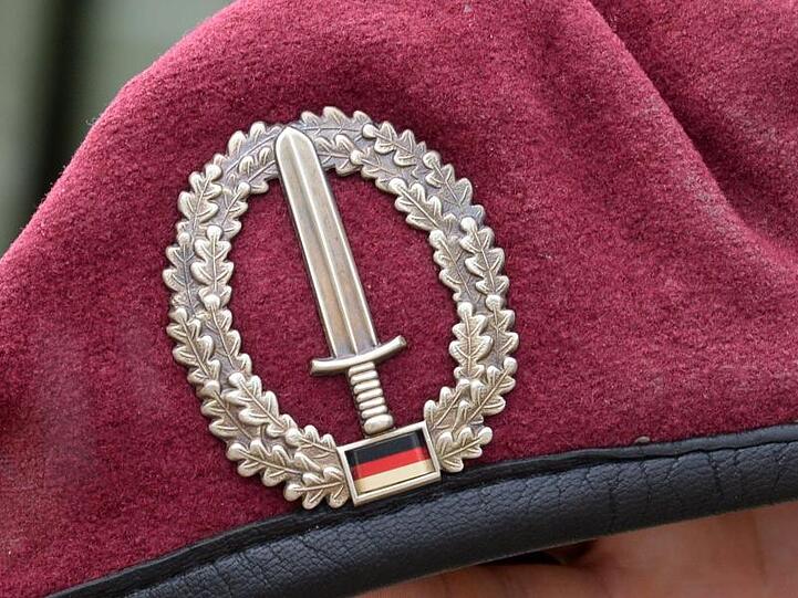 Das Abzeichen des Kommandos Spezialkräfte (KSK) ist auf dem Kasernengelände an einem Barett zu sehen.