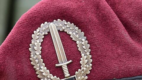 Das Abzeichen des Kommandos Spezialkräfte (KSK) ist auf dem Kasernengelände an einem Barett zu sehen.