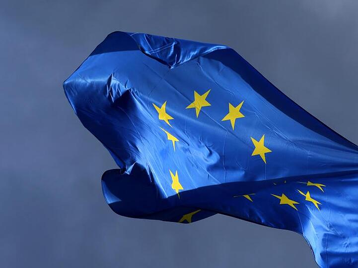 Die Europafahne vor düsterem Himmel. Ende Mai sind Millionen EU-Bürger aufgerufen, die Zusammensetzung des neuen Europäischen Parlaments zu bestimmen.