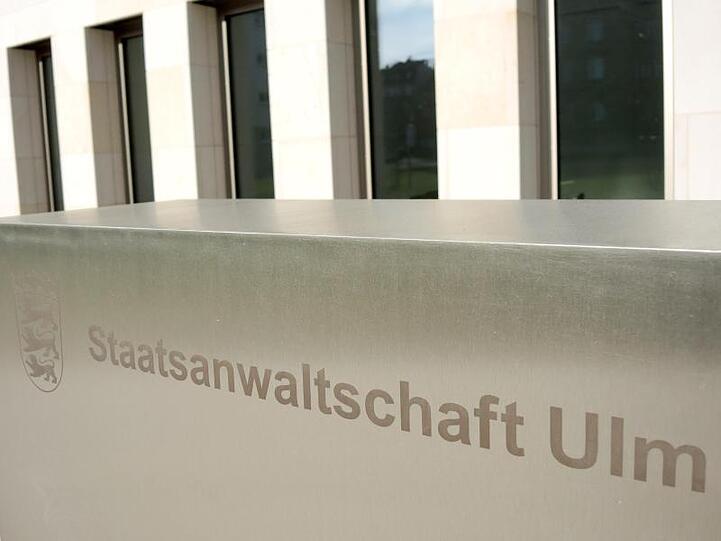 Der Schriftzug "Staatsanwaltschaft Ulm" ist auf einem Schild am Eingang der Staatsanwaltschaft angebracht. Foto: Thomas Burmeister/dpa/Archivbild