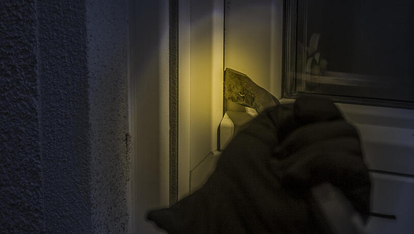 Die Zahl der Einbrüche sinkt. Dennoch fühlen sich viele Menschen in ihrer Wohnung nicht komplett sicher. Mit verschiedenen Techniken lässt sich dem entgegenwirken.