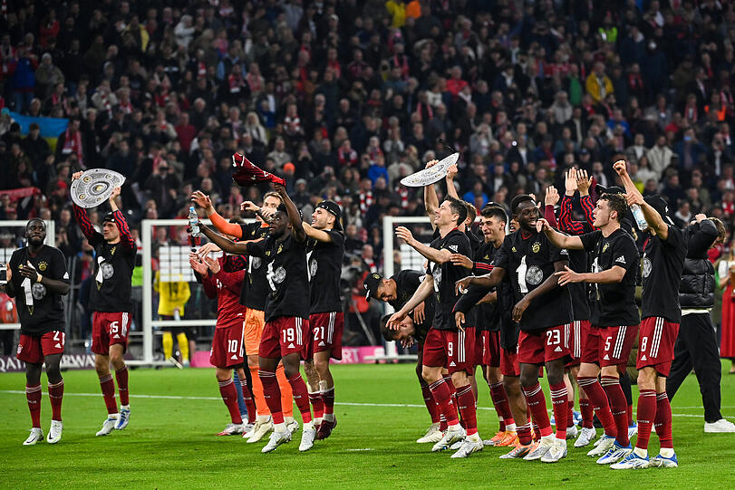 Bierduschen & Humba Tätärä – die Bilder von der Meisterfeier direkt nach Abpfiff in der Allianz Arena.