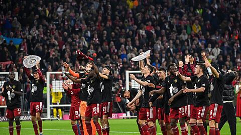 Der FC Bayern macht durch einen 3:1-Sieg gegen Borussia Dortmund den zehnten Meistertitel in Folge perfekt.