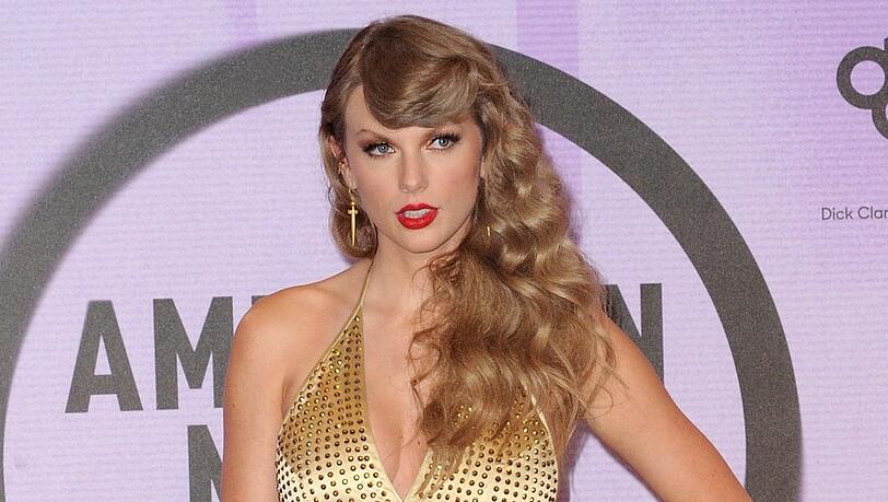 Taylor Swift zeigt sich nach dem furchtbaren Angriff auf Kinder "ratlos", wie sie jemals den Angehörigen ihr Mitgefühl übermitteln könne. Taylor Swift zeigt sich nach dem furchtbaren Angriff auf Kinder "ratlos", wie sie jemals den Angehörigen ihr Mitgefühl übermitteln könne.