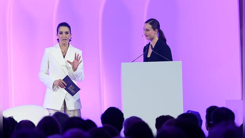 Sanna Marin (r.) war bei den Best Brands Awards 2025 als Keynote-Speakerin auf der Bühne, Linda Zervakis (l.) führte durch den Abend.