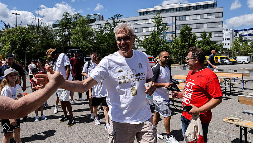 Bayern-Trainer Gordon Herbert wird von Fans bei der Meisterfeier begrüßt. Bayern-Trainer Gordon Herbert wird von Fans bei der Meisterfeier begrüßt.
