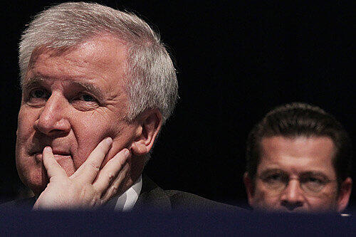 Horst Seehofer will Karl-Theodor zu Guttenberg zurück in die Politik holen. Er sei ein &bdquo;ein sehr, sehr fähiger Politiker&ldquo;, sagt er über den ehemaligen Verteidigungsminister.