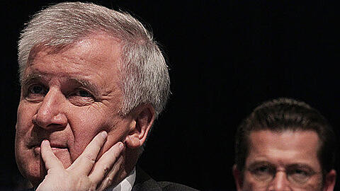 Horst Seehofer will Karl-Theodor zu Guttenberg zurück in die Politik holen. Er sei ein &bdquo;ein sehr, sehr fähiger Politiker&ldquo;, sagt er über den ehemaligen Verteidigungsminister.