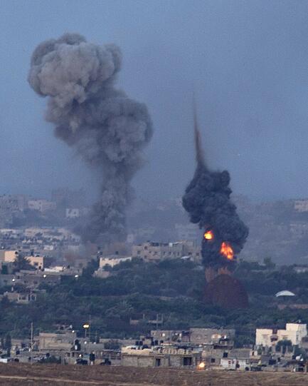Heftige Rauchsäulen steigen in den Morgenhimmel, nachdem israelische Kampfflugzeuge Bomben über dem Gaza-Streifen abgeworfen haben. Bislang wurden 19 Menschen getötet.