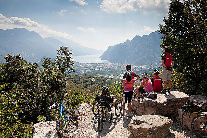 Die letzte Etappe: Die Tour ist fast geschafft, der Gardasee schon zu erkennen.