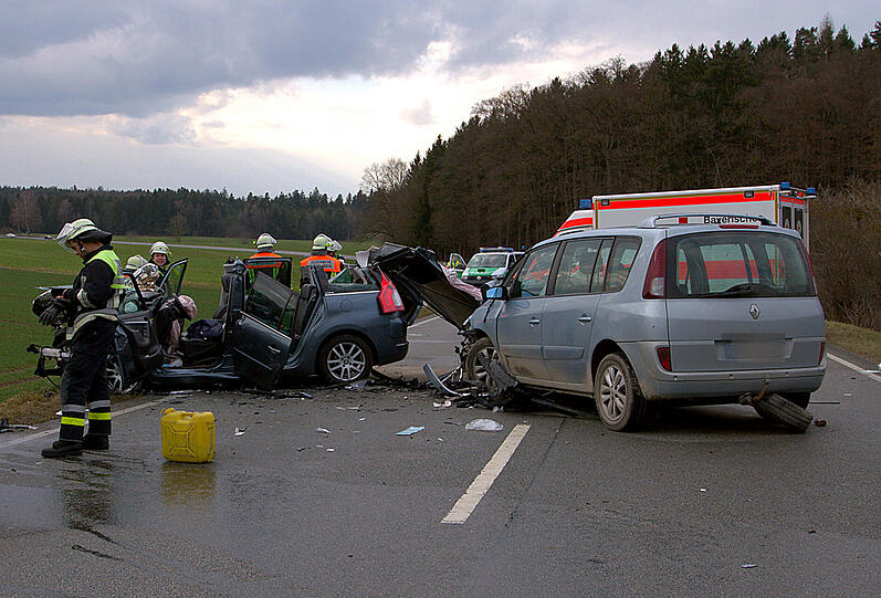 Horror-Crash auf der B304 - Die Bilder vom Rettungseinsatz.