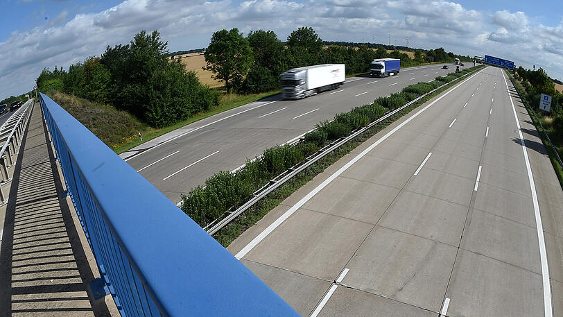 Der Zwölfjährige marschiert auf der Autobahn in Richtung seiner Schule. (Symbolbild)
