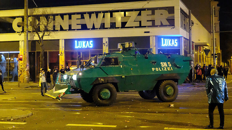 Im Leipziger Stadtteil Connewitz kam es in der Silvesternacht 2017/2018 zu schweren Ausschreitungen. Die Bilder.