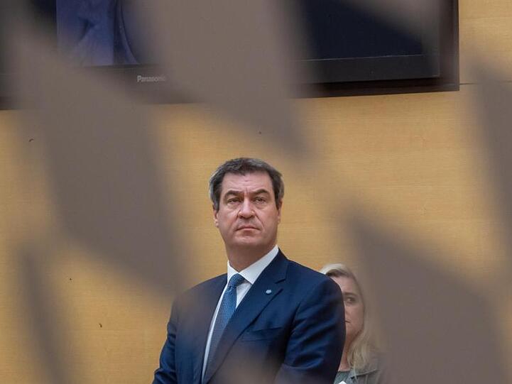 Markus Söder (CSU), Ministerpräsident von Bayern, steht im Landtag. Foto: Peter Kneffel/dpa/Archivbild