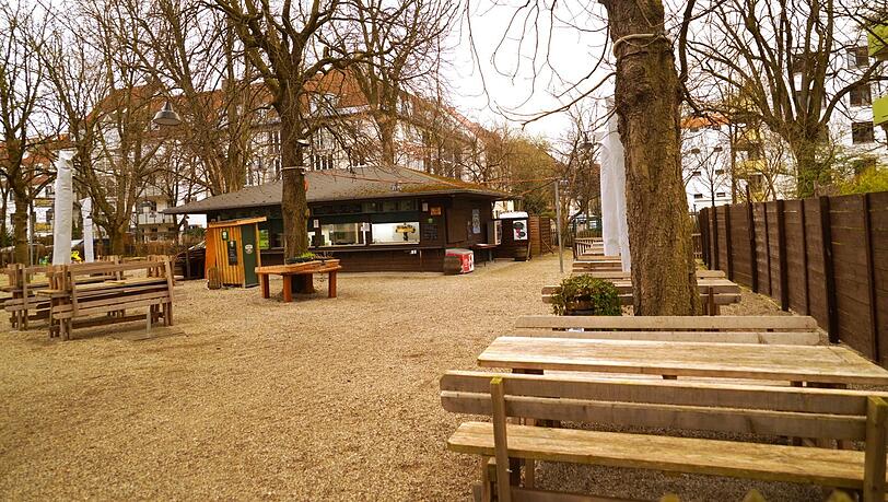 Der Biergarten wartet noch auf die Sonne. Der Biergarten wartet noch auf die Sonne.