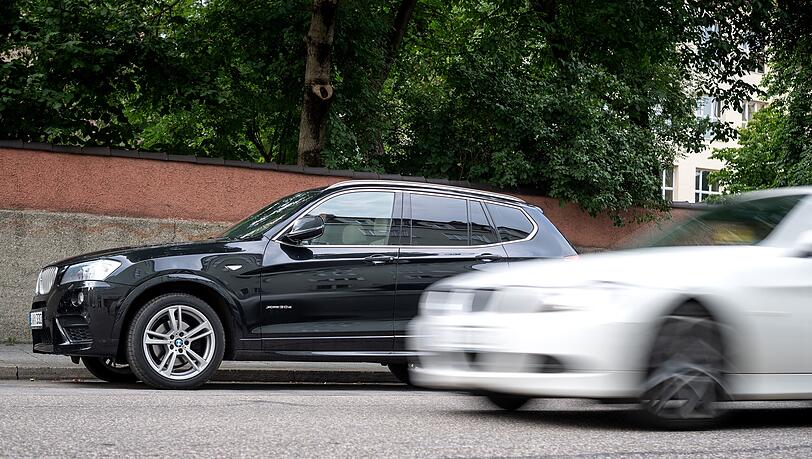 Ein SUV (Sport Utility Vehicle) ist ein Auto, welches an das Erscheinungsbild von Geländewagen angelehnt ist (Symbolbild).