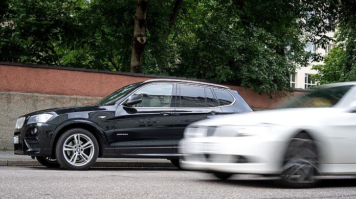 Ein SUV (Sport Utility Vehicle) ist ein Auto, welches an das Erscheinungsbild von Geländewagen angelehnt ist (Symbolbild).
