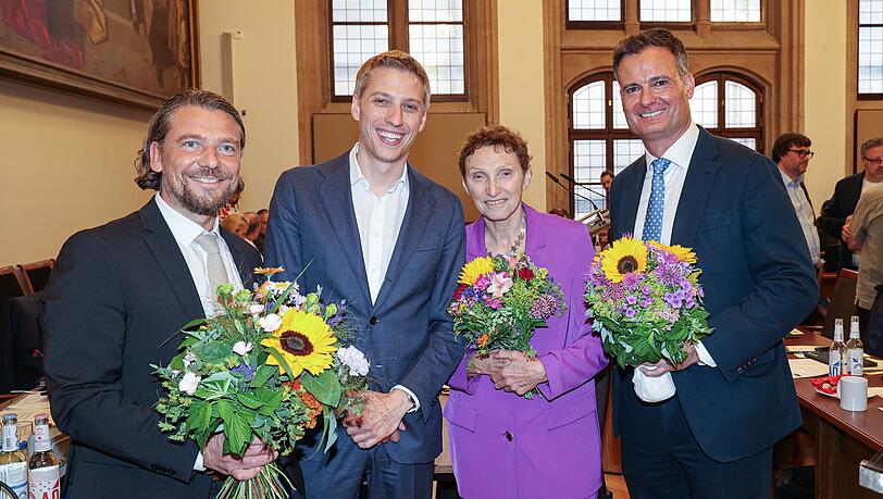 Das die frischgew&auml;hlten Stadtminister von OB Dominik Krause (zweiter von links): Kulturreferent Marek Wiechers (links), Gesundheitsreferentin Beatrix Zurek und Kommunalreferent Alexander Dietrich (rechts).