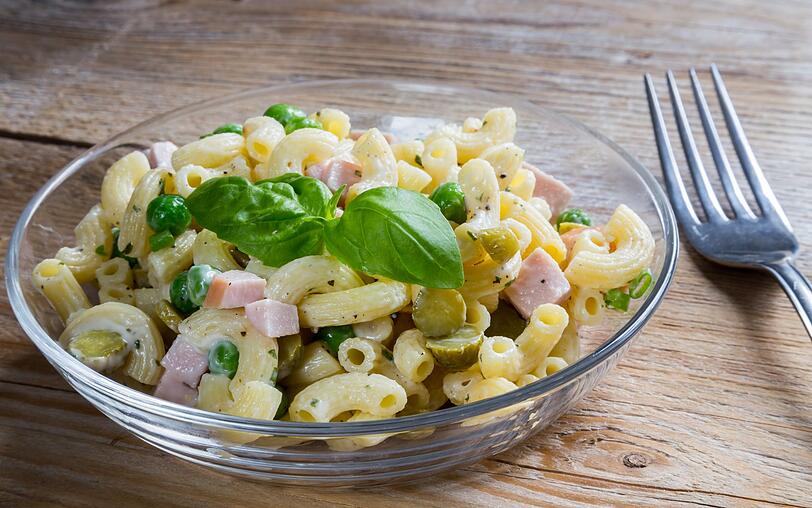 Wenn Sie vom Vortag noch Nudeln &uuml;brig haben, dann zaubern Sie heute daraus ganz einfach einen Nudelsalat. Alles, was Sie daf&uuml;r brauchen, sind ein bisschen Mayo, eine halbe Packung TK-Erbsen, eine Zwiebel und ein Glas Gew&uuml;rzgurken. Als Alternative k&ouml;nnen Sie die Nudeln auch mit einem Becher Fleischsalat kombinieren.
