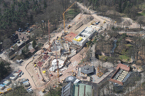 Die Baustelle der Lagune aus der Luft: Im Technik-Gebäude (Mitte) wurden die neuen Filter eingebaut. Die Becken entstehen dahinter. Das alte Delfinarium (unten) wird Teil der neuen Anlage.