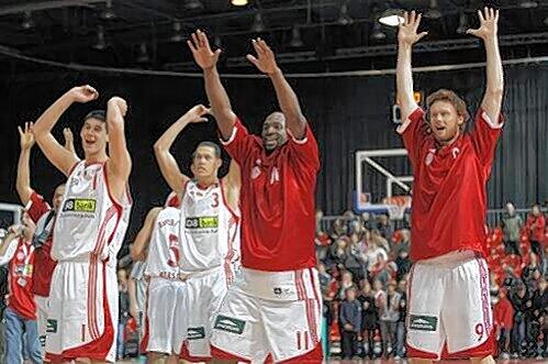 Sebastian Greene (2. v. l.) und Chad Prewitt (r.) wollen auch weiterhin im Bayern-Dress jubeln.
