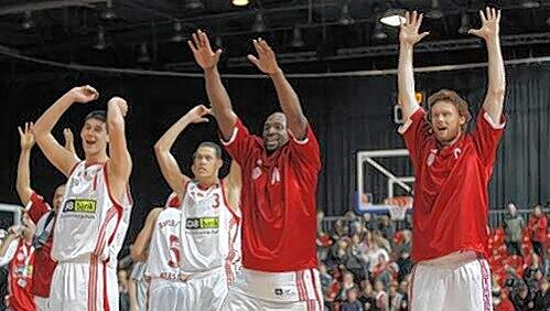 Sebastian Greene (2. v. l.) und Chad Prewitt (r.) wollen auch weiterhin im Bayern-Dress jubeln. Sebastian Greene (2. v. l.) und Chad Prewitt (r.) wollen auch weiterhin im Bayern-Dress jubeln.
