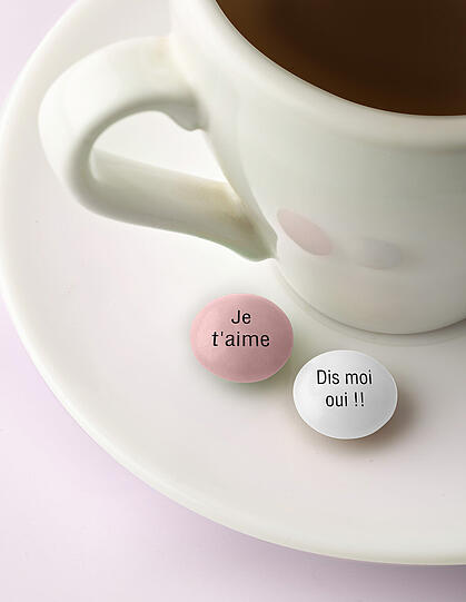Die Schokomarke "M&M's" bietet einen speziellen Liebedienst an: Auf www.mymms.de lassen sich Säckchen mit den populären Schokolinsen farblich zusammenstellen. Verliebte konnen die Schokolinsen mit zweizeiligen Liebesgrüßen bedrucken lassen.