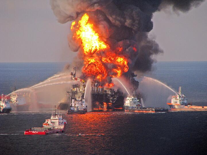 Am 20. April 2010 explodierte die Bohrinsel: Löschschiffe versuchen Schlimmeres zu verhindern.