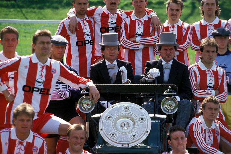 Jupp Heynckes feiert im Frack mit seiner Mannschaft den Titelgewinn 1989.