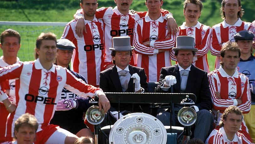 Jupp Heynckes feiert im Frack mit seiner Mannschaft den Titelgewinn 1989. Jupp Heynckes feiert im Frack mit seiner Mannschaft den Titelgewinn 1989.