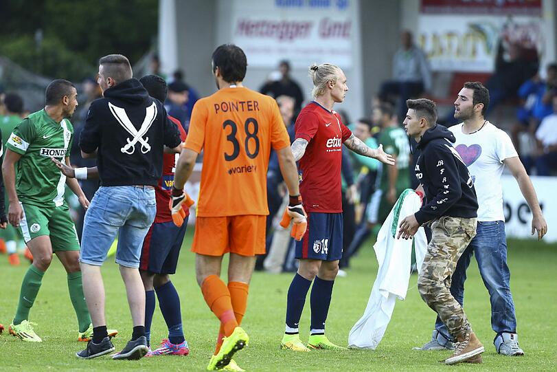Hass und Gewalt: Prügel-Fans stürmen das Feld mit Palästina-Fahnen und gehen auf die Spieler der israelischen Mannschaft los. Die Bilder.