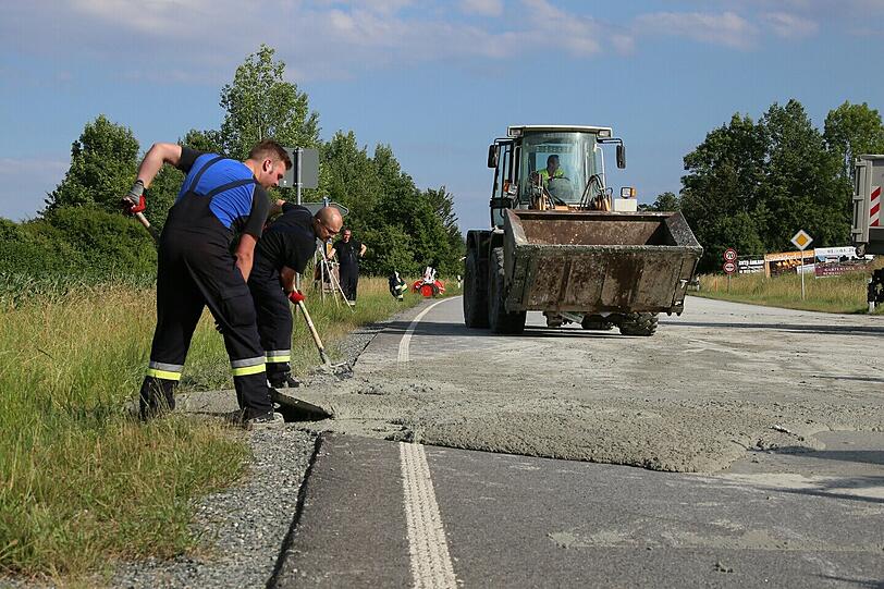 Bohrschlamm auf der B12 bei Forstinning löste ein Verkehrschaos aus. Bis weit in die Nacht hinein kam es zu Behinderungen.