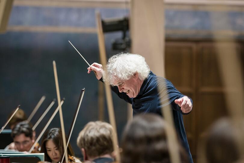 Simon Rattle dirigiert die "Walküre" im Herkulessaal.