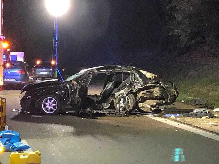 Bei einem schweren Unfall auf der A9 kam ein 22-Jähriger ums Leben.