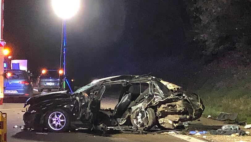 Bei einem schweren Unfall auf der A9 kam ein 22-Jähriger ums Leben. Bei einem schweren Unfall auf der A9 kam ein 22-Jähriger ums Leben.