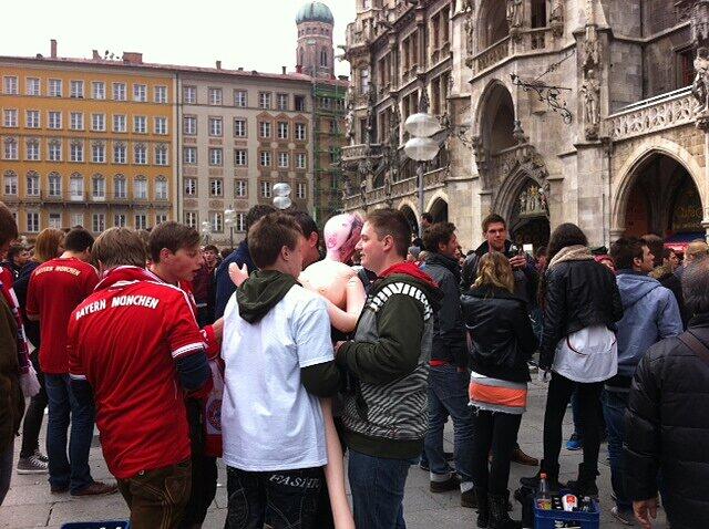 Die Bayernfans sind bereit für einen außergewöhnlichen Fußballabend. Bei brittischem Wetter und bayerischem Bier präsentieren sie die Fans lautstark am Marienplatz. Die besten Bilder.